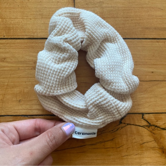 🧖‍♀️ Cute Spa Day Waffle Scrunchie from Ceremonia - EUC - Picture 1 of 3